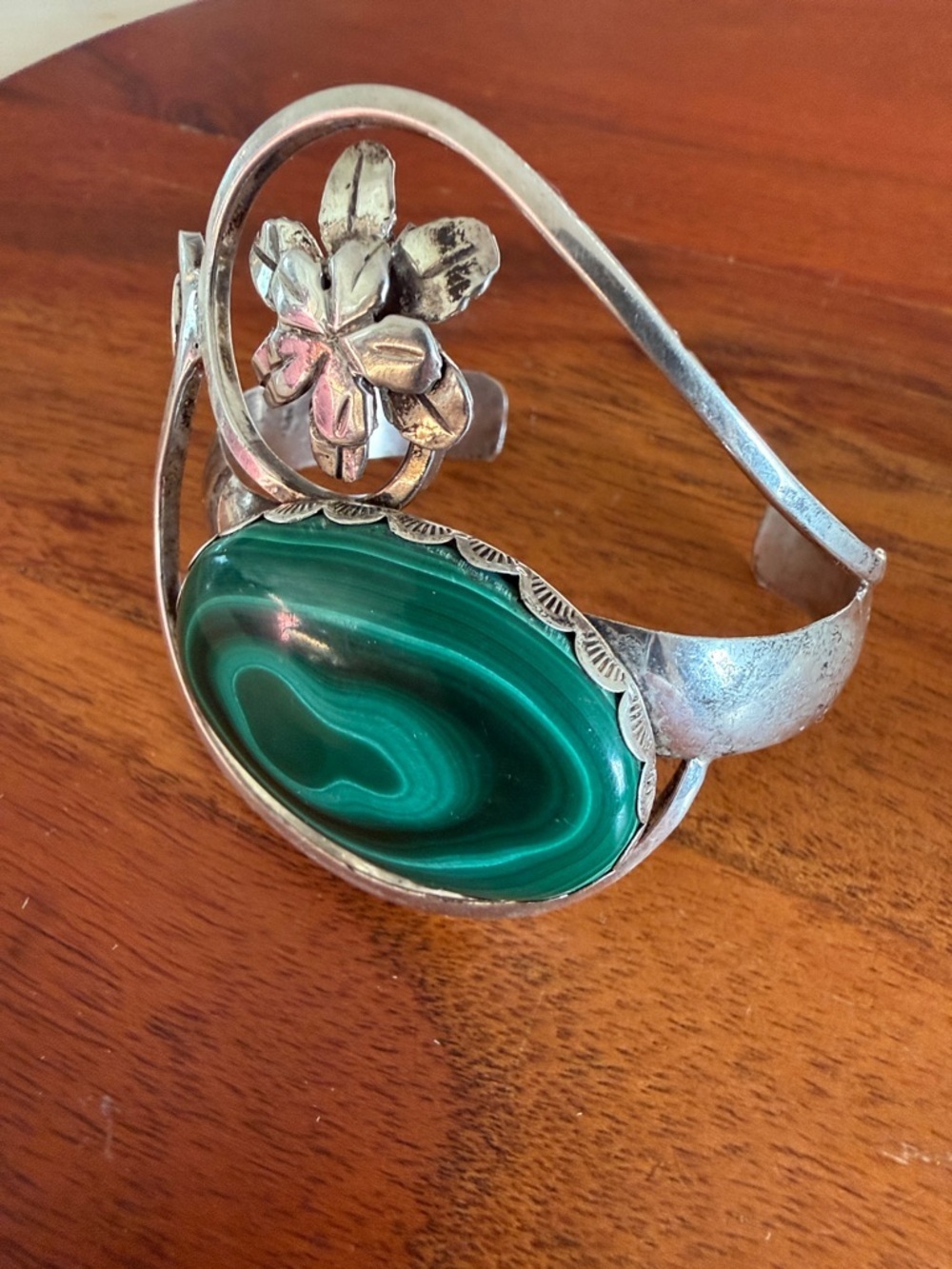 Signed By Navajo Artist Bill Kirkham Sterling Silver Cuff with Malachite - Picture 5 of 12
